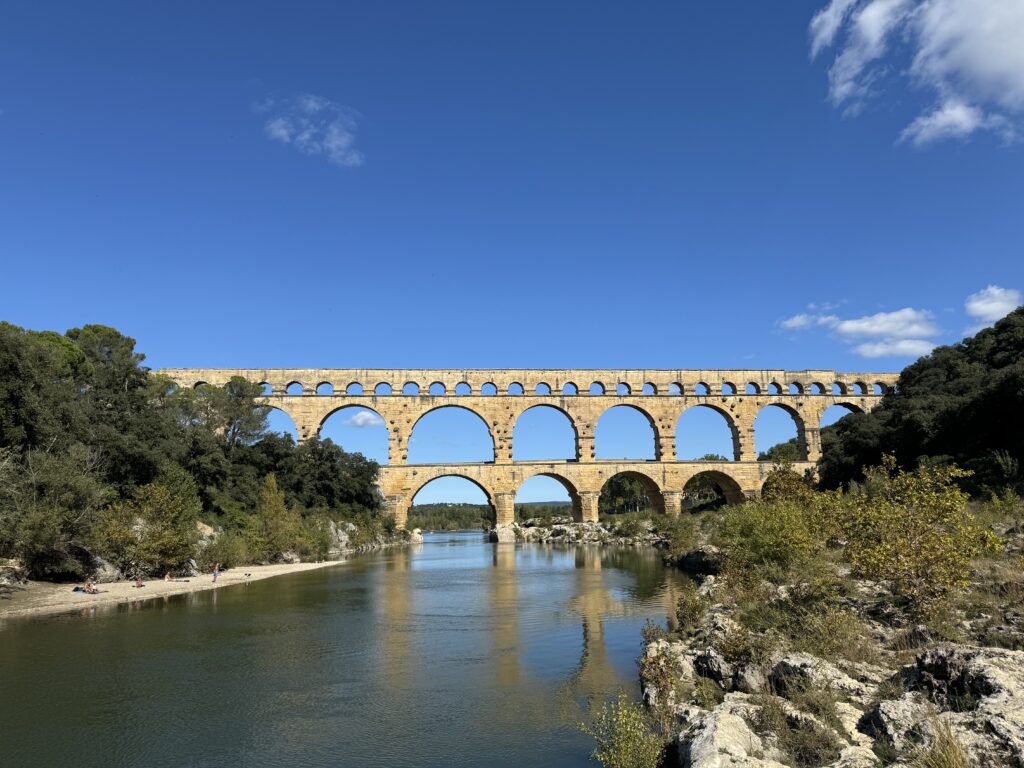 Das Foto zeigt den Pont du Gard. Über ihn wurde das antike Nîmes mit Wasser versorgt. (Foto/©: Meltem Sürmelihindi)