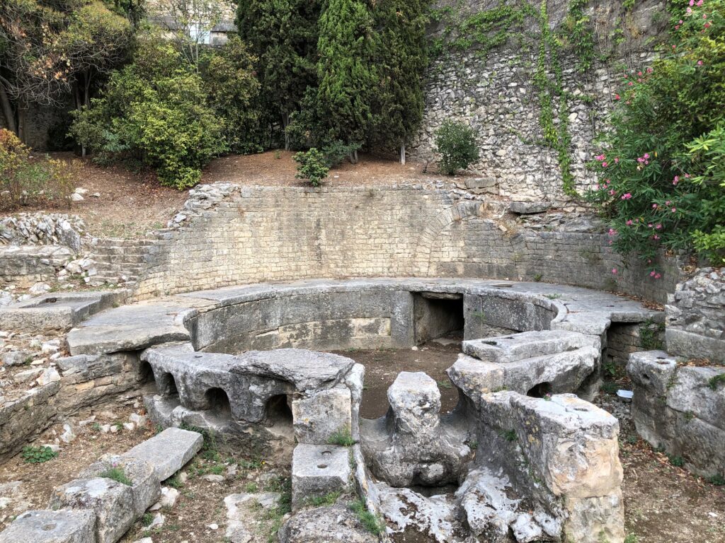 Das Foto zeigt die Wasserverteilstelle am Ende des Aquädukts des antiken Nîmes. (Foto/©: Cees Passchier)