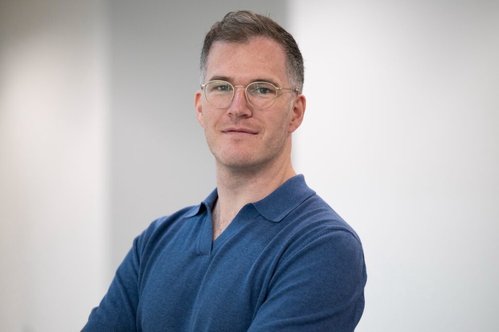 Das Foto zeigt Dr. Max Farnworth, den Leiter der Emmy Noether-Forschungsgruppe "Neural Circuit & Systems Evolution" an der JGU (Foto/©: Peter Pulkowski)