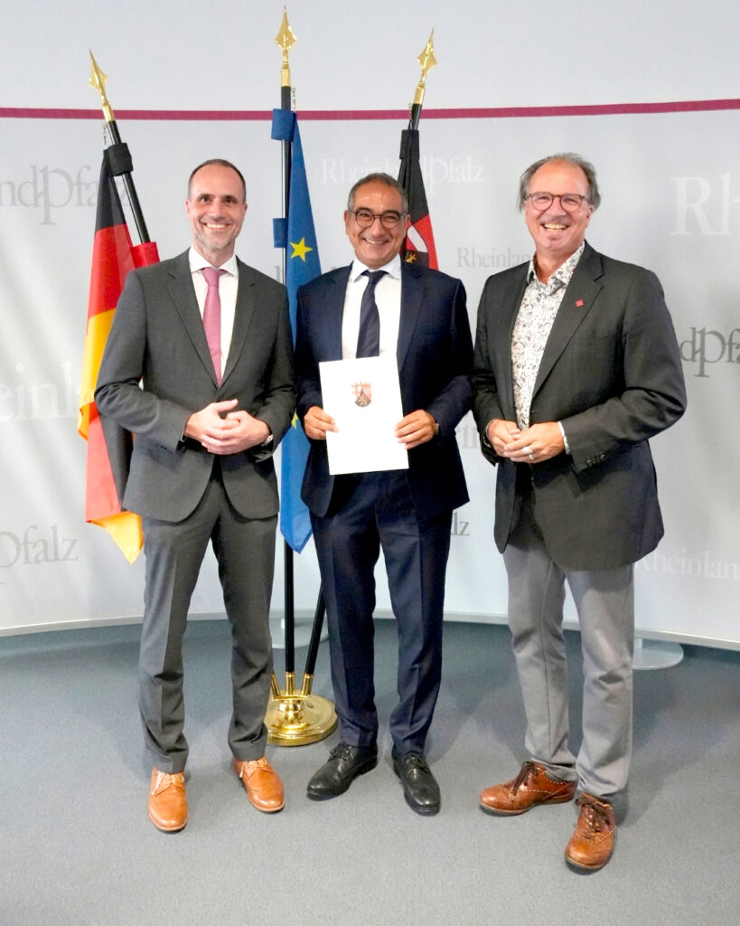 (v.l.) Wissenschaftsminister Clemens Hoch, Preisträger Dr. Barie Al-Masri und Prof. Dr. Stephan Jolie, Vizepräsident für Studium und Lehre an der JGU (Foto/©: Valentin Raczka / MWWG)