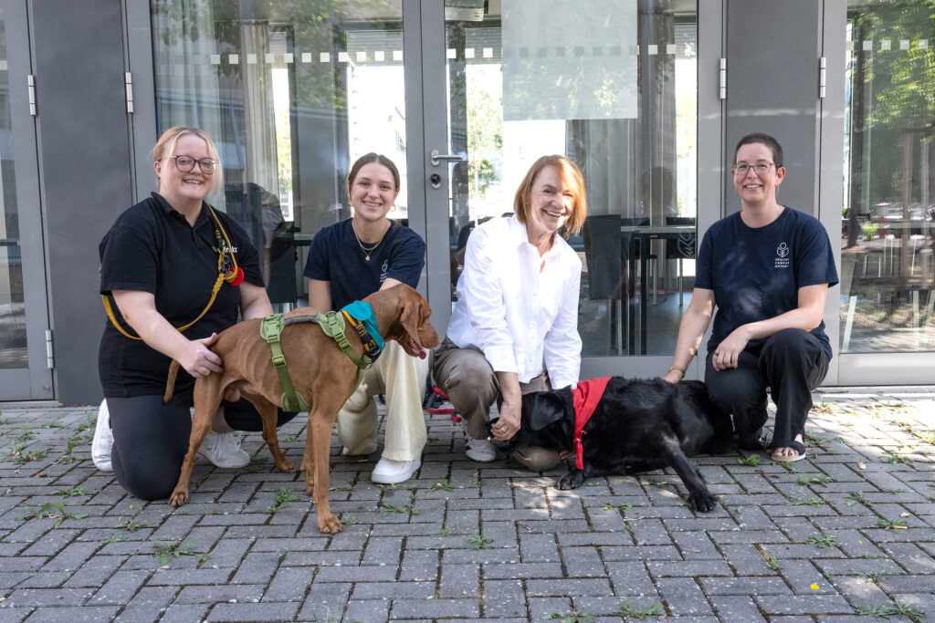 Das Team rund um die JGU-Pfotenpause: (v.l.) Nadine Golob (Hundeführerin und Inhaberin von "Hundefreakz – respect all dogs!") mit Besuchshund Cian, Lisa Krummhaar (Healthy Campus Mainz), Hundeführerin Petra Gotthardt mit Besuchshund Juni und Mona Ülker (Healthy Campus Mainz). (Foto: Peter Pulkowski)