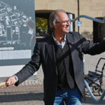 Prof. Dr. Stephan Jolie, Vizepräsident für Studium und Lehre der JGU, an der ersten von elf Stationen des Motion Trail. Hier geht es um Koordination und Präzision sowie letztlich die Kräftigung der Muskulatur im Schulter- und Armbereich. (Foto: Bernd Eßling)