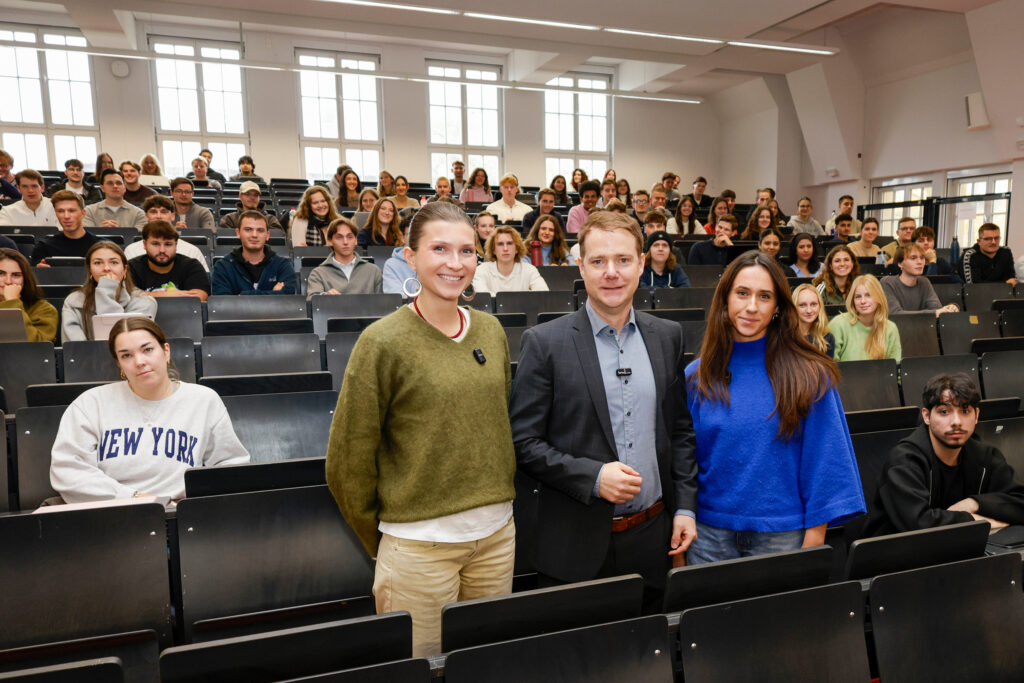Rund 150 BWL-Studierende der JGU erstellen im Wintersemester 2026/2027 im Bachelor-Pflichtkurs "Nachhaltige Produkt- und Konsumentscheidungen" unter Leitung von Prof. Dr. Oliver Emrich (vorn, Mitte) verschiedene Social-Media-Kommunikationskonzepte für 18 regionale NABU-Projekte. An der Konzeption des Kurses mitgewirkt haben die beiden wissenschaftlichen Mitarbeiterinnen Billie Ackermann (l.) und Chiara Jedamski (r.). (Foto: Stefan F. Sämmer)
