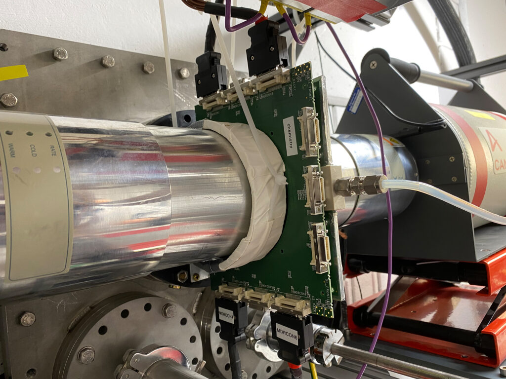 Experimentaufbau hinter dem TASCA-Separat: Hinter der Reaktionskammern liegt der erste Detektor, umgeben von zwei Germaniumdetektoren. (Foto/©: Alexander Yakushev)