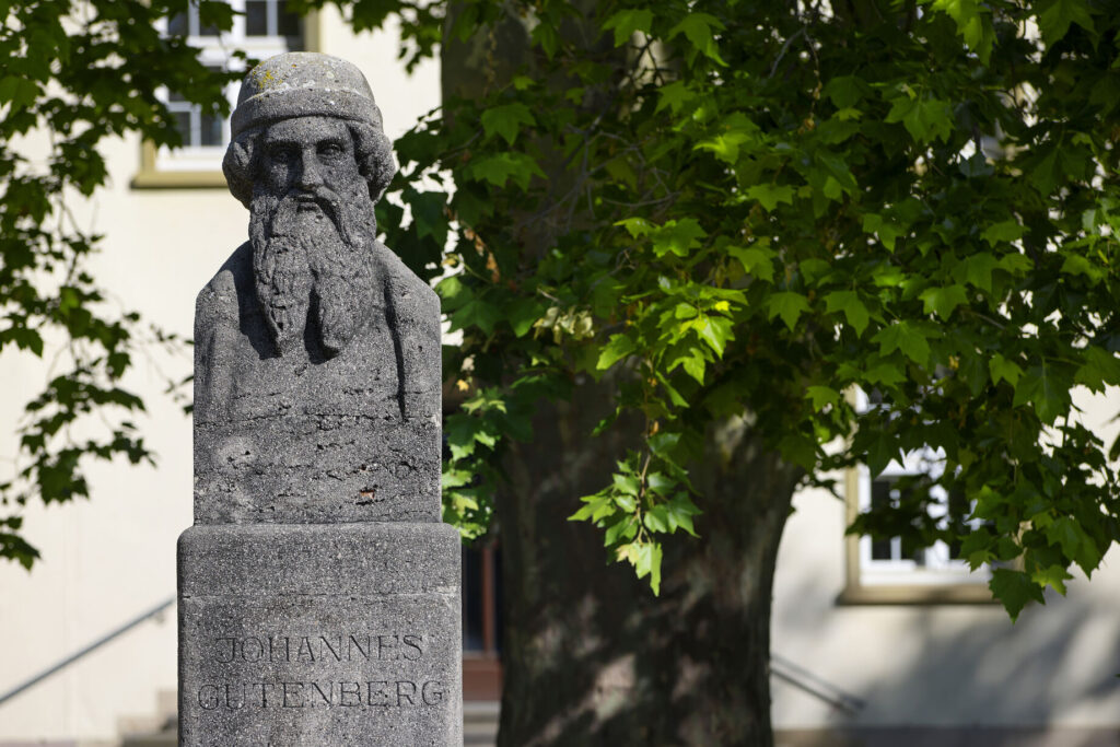 Gutenberg-Büste im Forum universitatis (Foto: Alexander Sell)