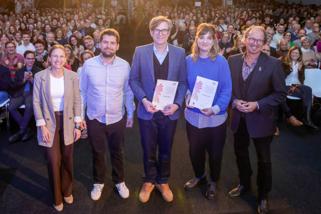 Verleihung des Gutenberg-Zukunfts-Awards 2026: (v.l.) Louisa Mosmann (Koordinatorin des Zukunftszertifikats an der JGU), Timo Graffe (Koordinator von Zukunft@JGU), Preisträger Ralph Caspers, Preisträgerin Sara Schurmann und Prof. Dr. Stephan Jolie (JGU-Vizepräsident für Studium und Lehre) (Foto: Stefan F. Sämmer)