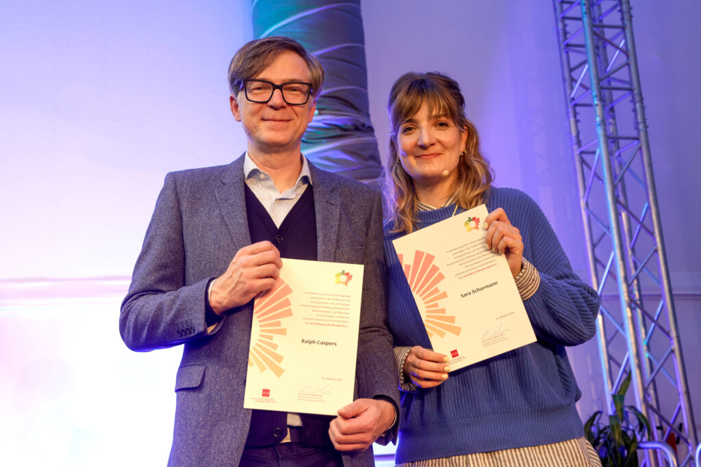 Die Preisträger:innen des Gutenberg-Zukunfts-Awards 2026: Fernsehmoderator, Autor und Wissenschaftsvermittler Ralph Caspers und Journalistin und Autorin Sara Schurmann, Mitgründerin des Netzwerks Klimajournalismus (Foto: Stefan F. Sämmer)