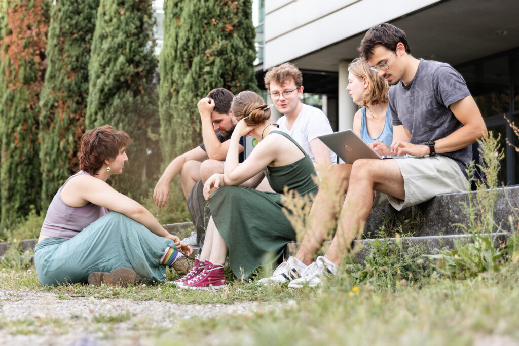 Zukunft@JGU will Wissen und Handlungskompetenzen zu Nachhaltigkeit und Klimakrise im Studium an der Uni Mainz stärken und lebt vom interdisziplinären Austausch. (Foto: Valentina Berg)